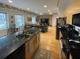 2050 W Potomac Ave, Chicago, IL
