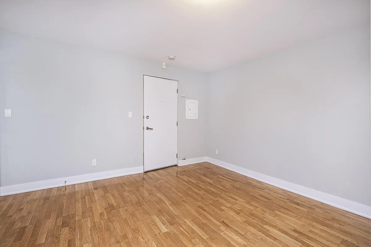 2367 Queen St. E — Photo 4