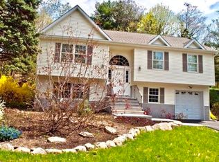 3 Fountain Dr, Ringwood, NJ 07456