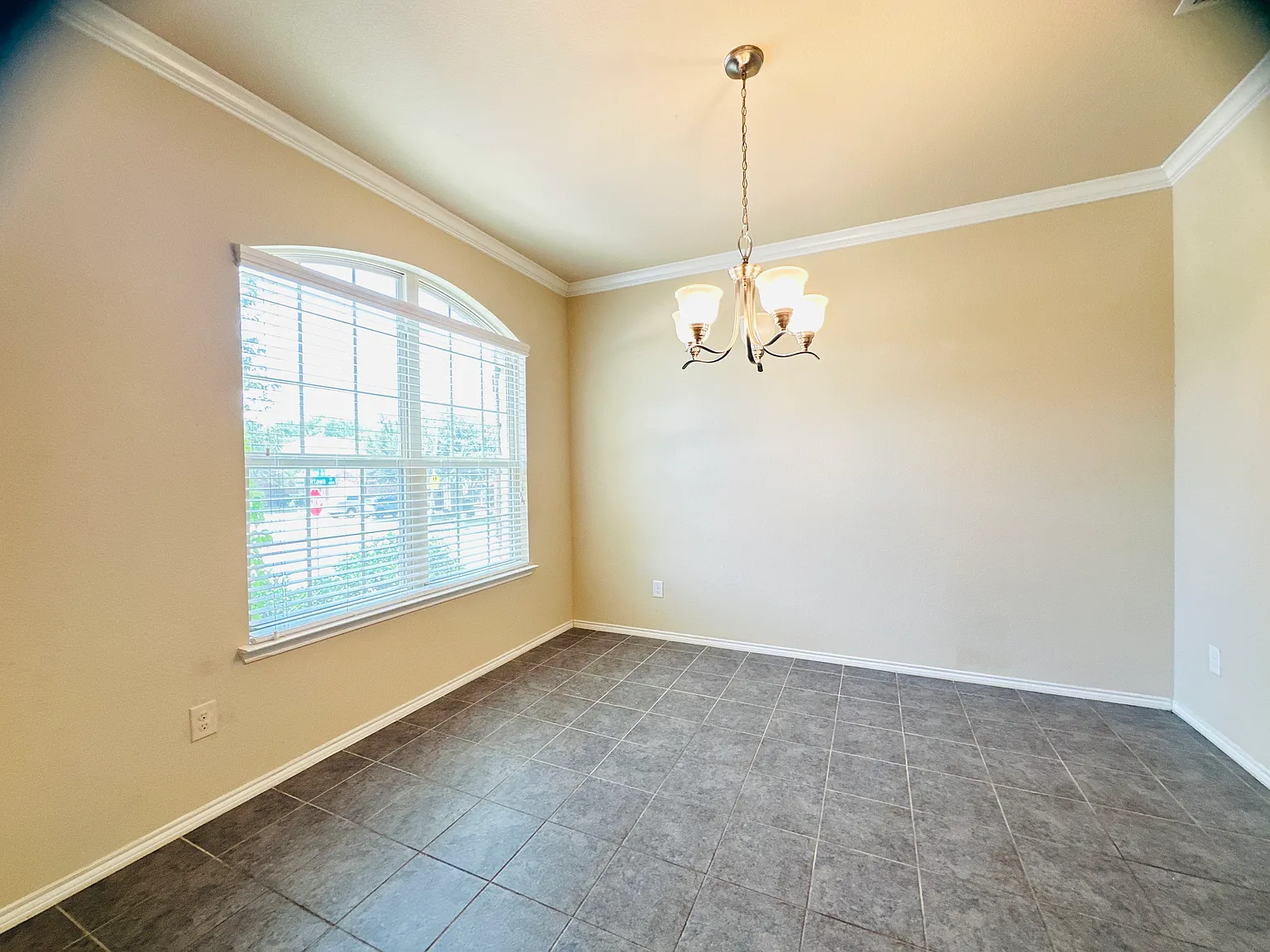 4 bed, 2.5 bath, 2479 sqft, $2,550 — Photo 4
