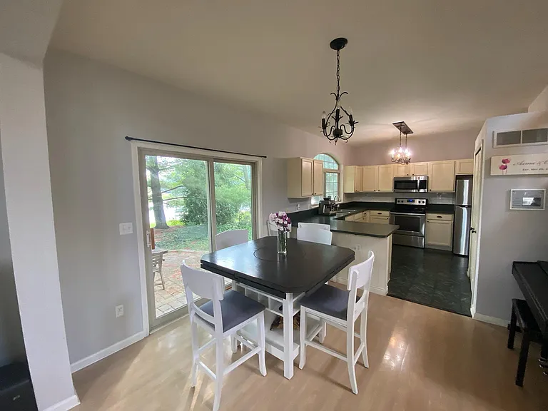 5628 Versailles Ave — Photo 9