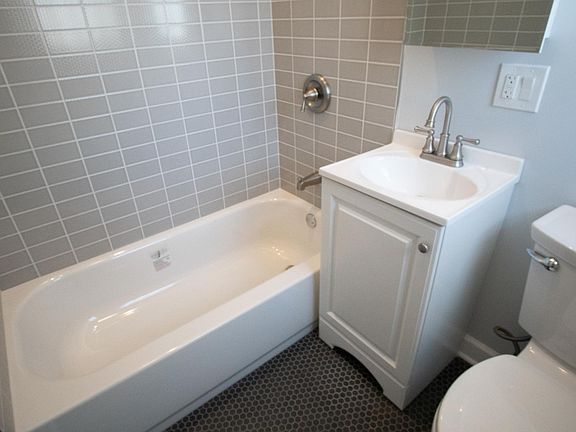 4th image of 3225 N Wilton Ave #2S