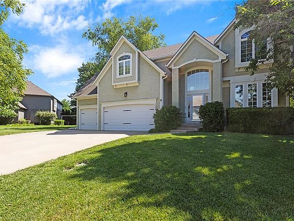 2nd image of 237 NE Hidden Ridge Cir