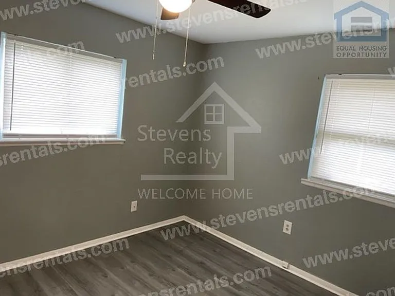 426 NW Greenmeadow Dr — Photo 13