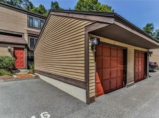 16 Comstock Trl, Brookfield, CT 06804