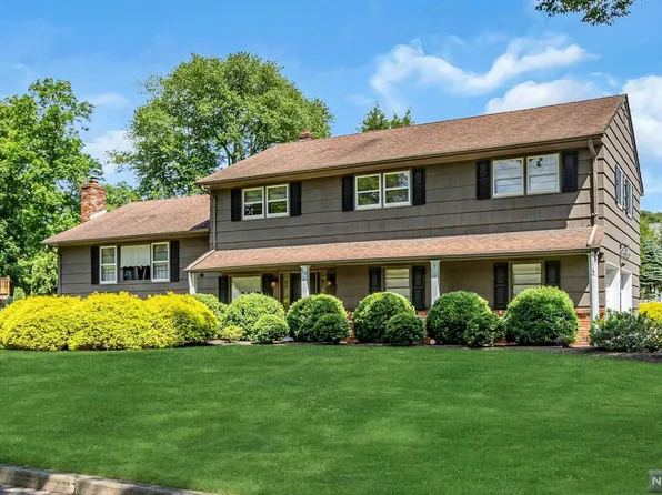 120 Willow Dr, Old Tappan, NJ 07675