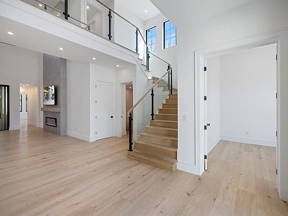 5th image of 2045 Goldenrod St