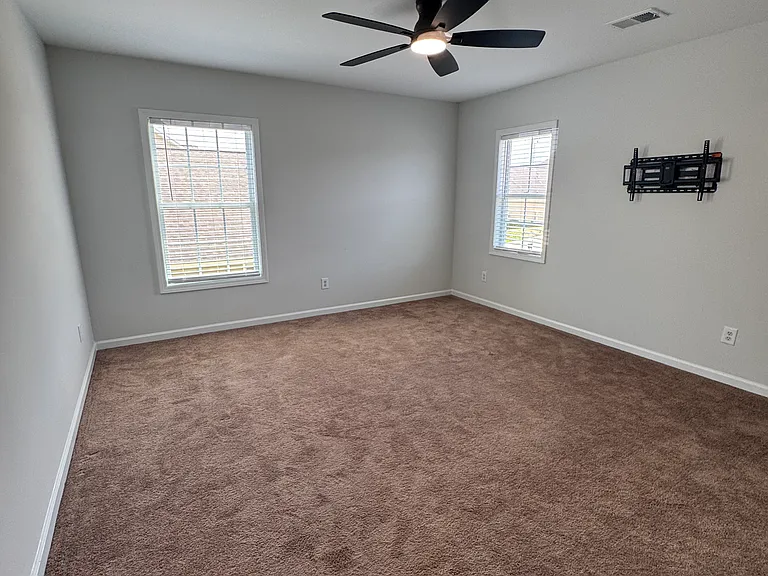 531 Mansfield Ln — Photo 16