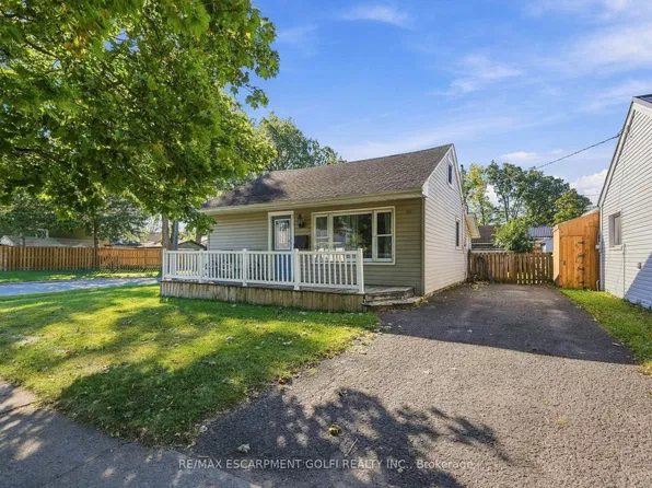 21 Exeter Ave, Welland, ON L3B 4X9