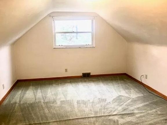 3rd image of 715 Sherwood Dr