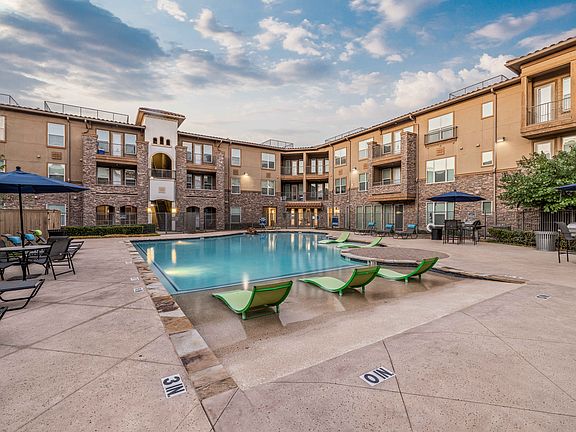 Beach Entry Resort-style Pool and Sundeck with Wi-Fi