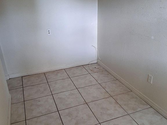 4th image of 2553 1/2 52nd Ave N