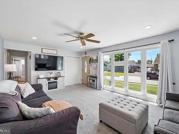 3rd image of 2225 Theresa Ave