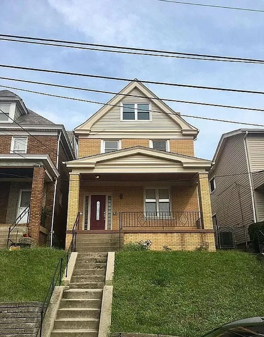 Spacious 5 Bedroom 2.5 Bathroom Single Family Home with Garage (Mt Washington) — Photo 1