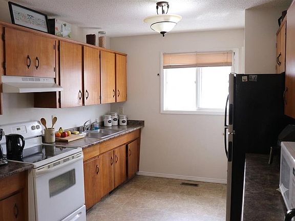 4th image of 48 E Jerry Potts Blvd W