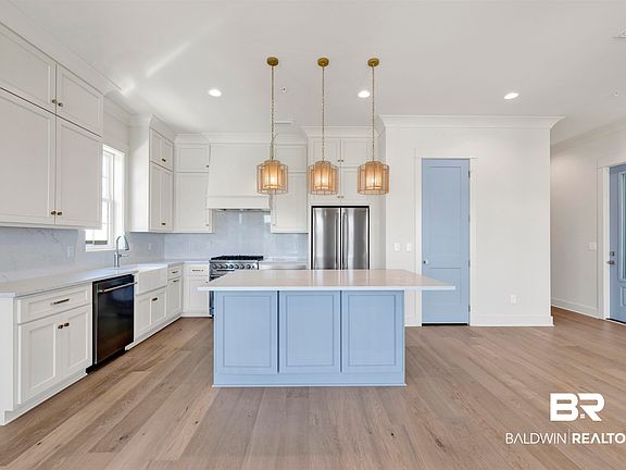 3rd image of 26592 Carondelette Dr
