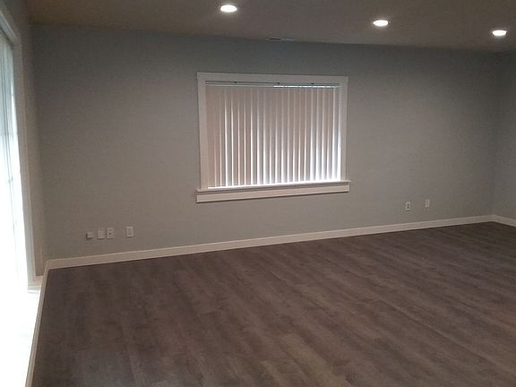 2nd image of 303 SE Scenic View Dr
