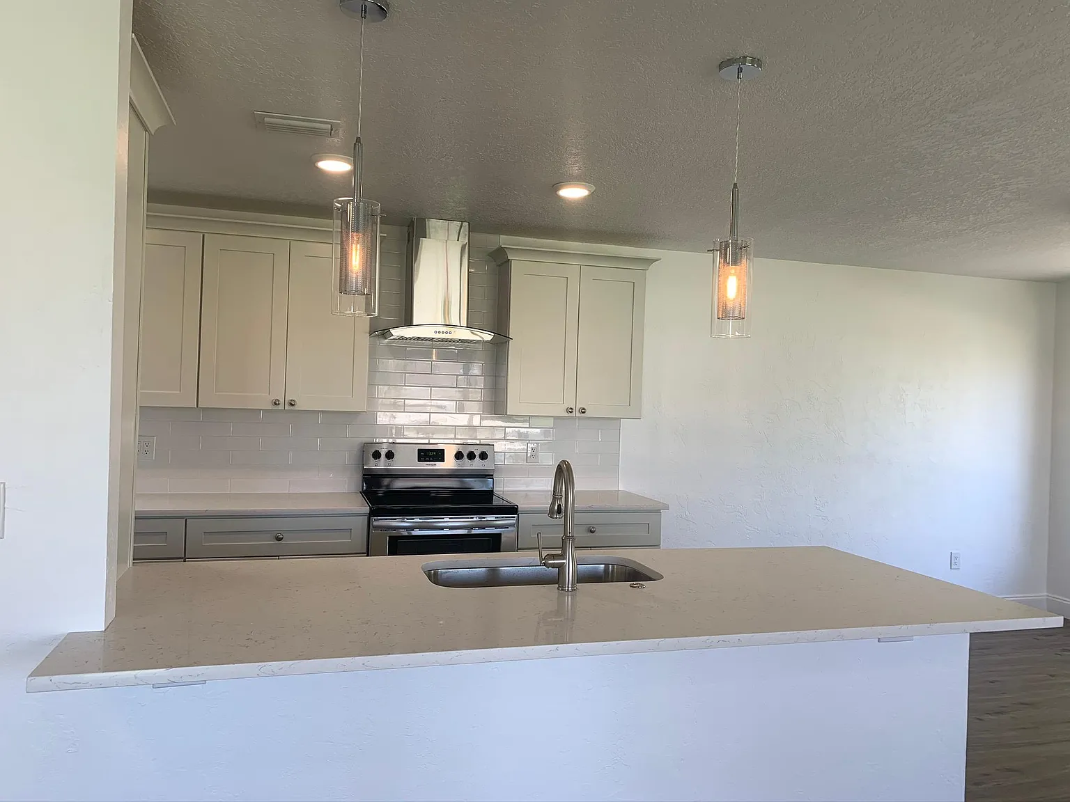 2014 S Riverside Dr — Photo 2