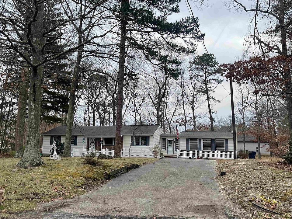 2nd image of 224 Arbutus Ave