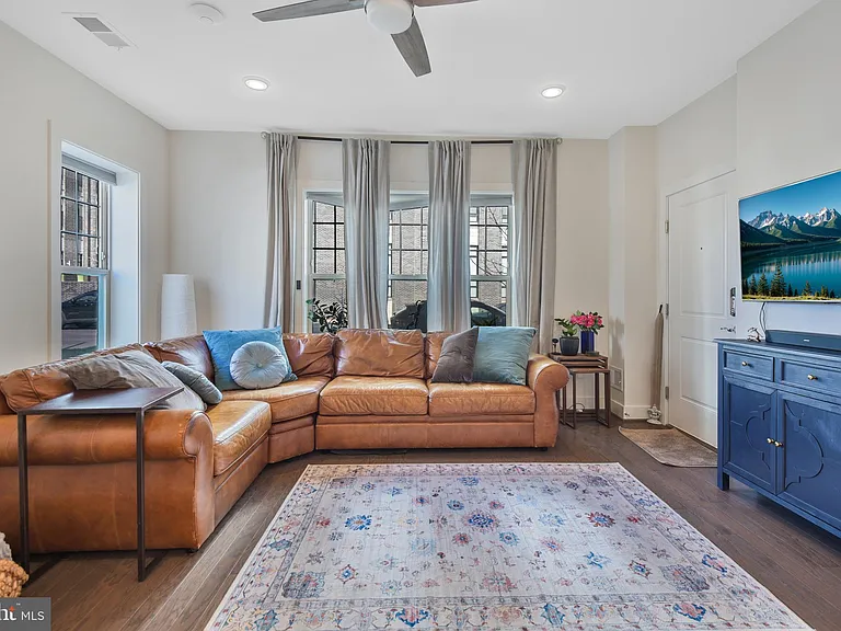 813 Rockwell Ave — Photo 5