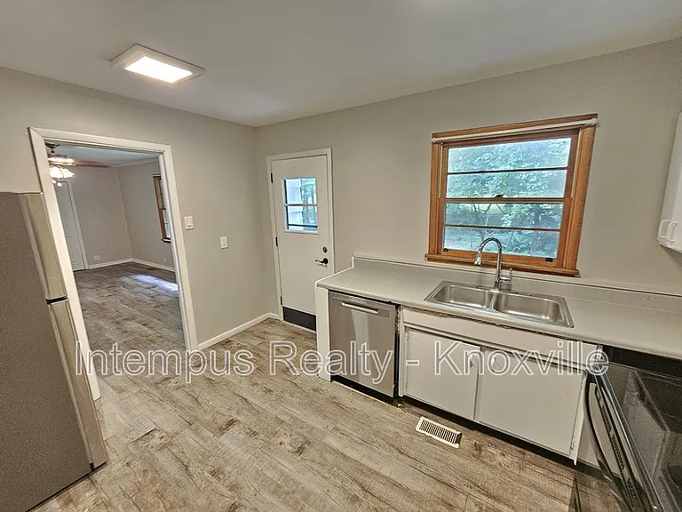 2000 Nandina Dr — Photo 7