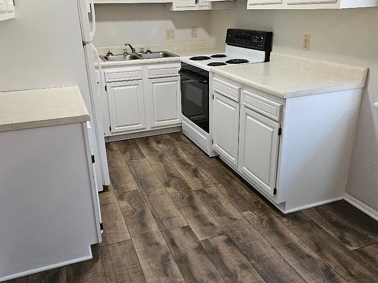 2146 Tanglewood Ave #E — Photo 3