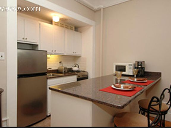 4th image of 632 W End Ave APT 3R