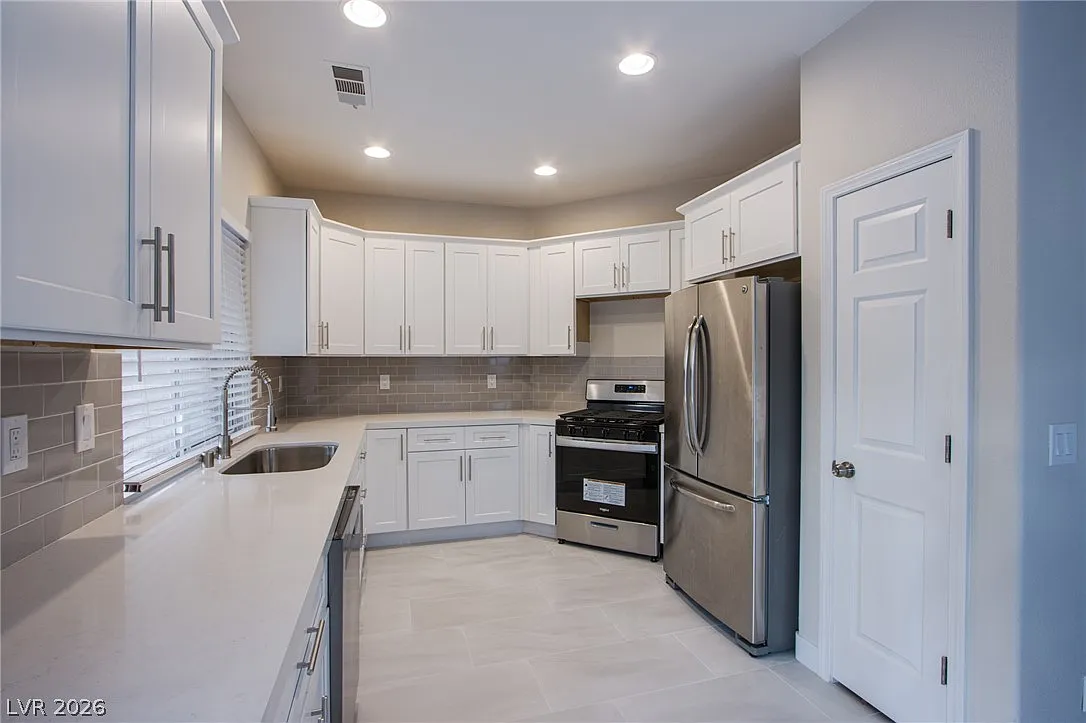 3 bed, 2.0 bath, 1395 sqft, $2,500 — Photo 4