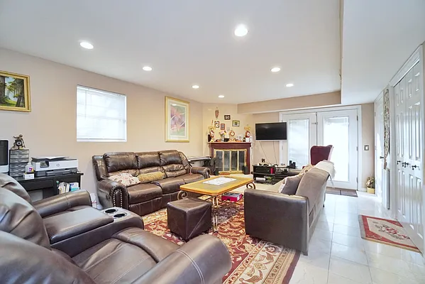 Sold by Remax Edge | media 10