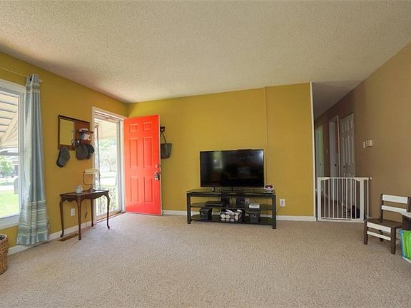 3rd image of 119 Cranburne Ln