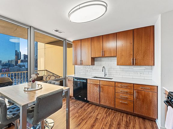 5th image of 929 Portland Ave APT 812