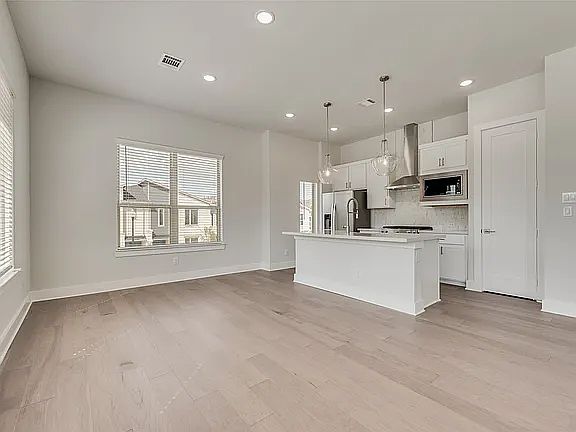 1st image of 920 Ash Rd