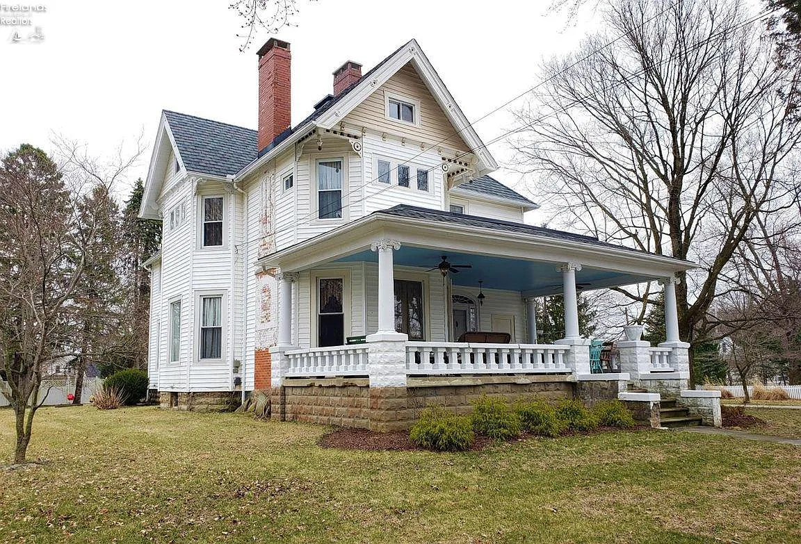 164 Center St photo 1