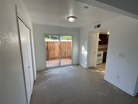3rd image of 323 Magnolia St APT 101