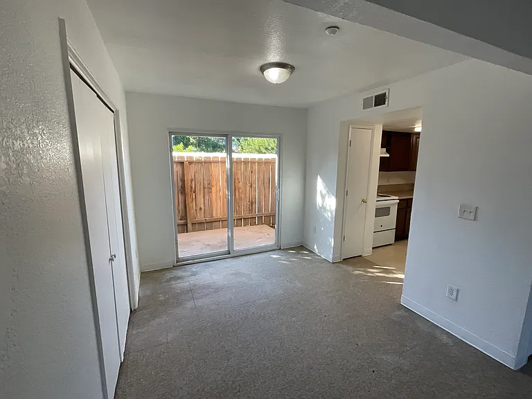 323 Magnolia St #101 — Photo 3