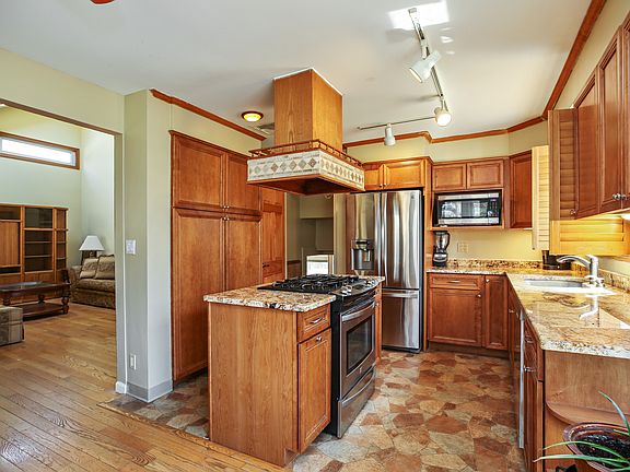 4th image of 3776 Chesterfield Dr
