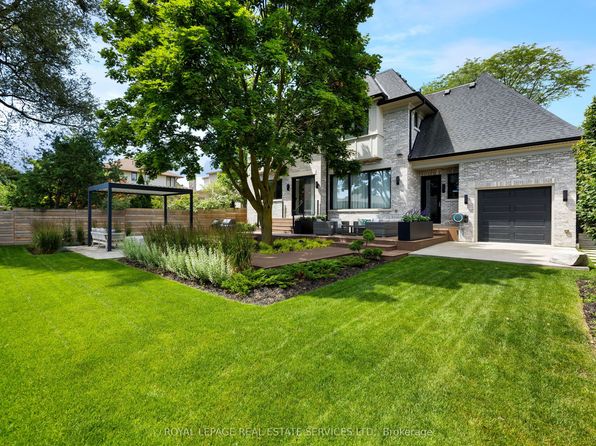 57 Meadowbank Rd #8, Toronto, ON M9B 5C7