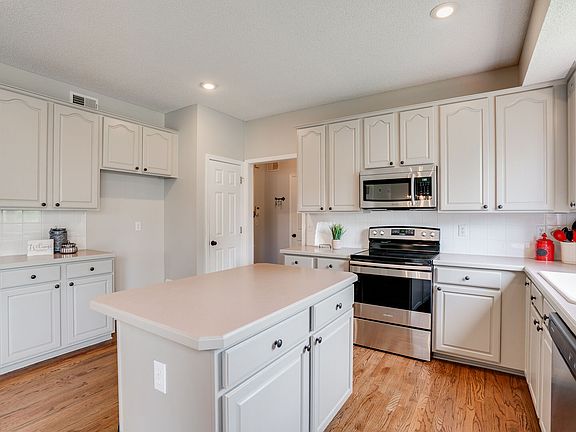Clean and bright kitchen!