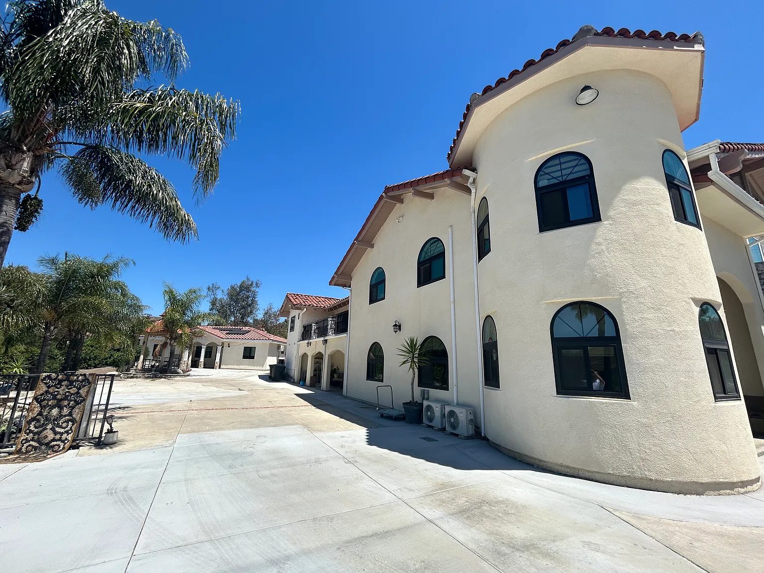 3 bed, 3771 sqft, $1,000 — Photo 1
