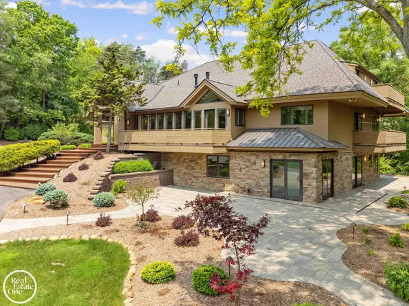 966 Pine Needle Trl, Rochester, MI 48306