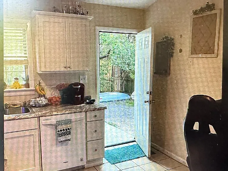 811 Varsity Dr — Photo 2