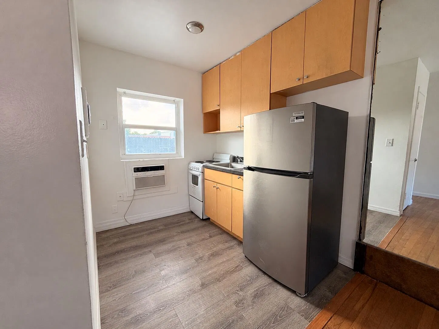 Studio, 1.0 bath, 350 sqft, $1,250 — Photo 3