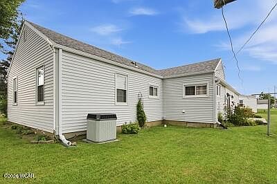 5th image of 724 Airport Ave
