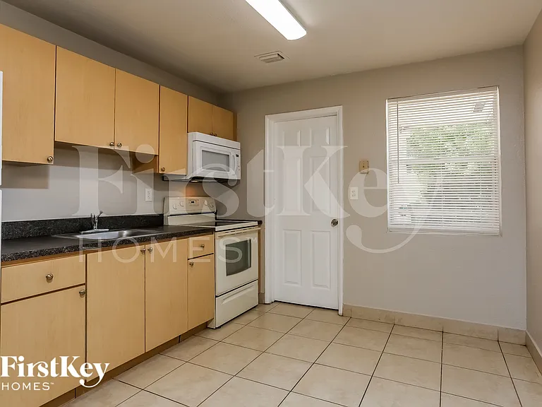 1901 SW 67th Ter — Photo 9