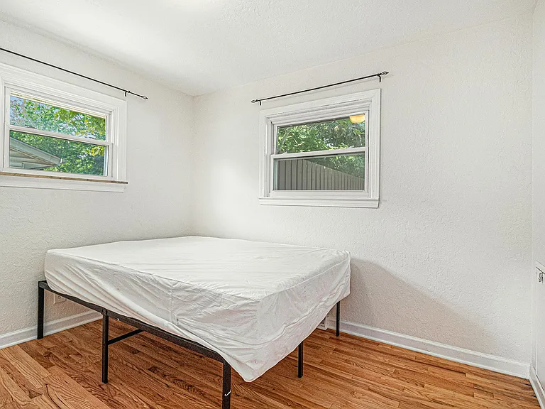 1035 N Maple Rd — Photo 15