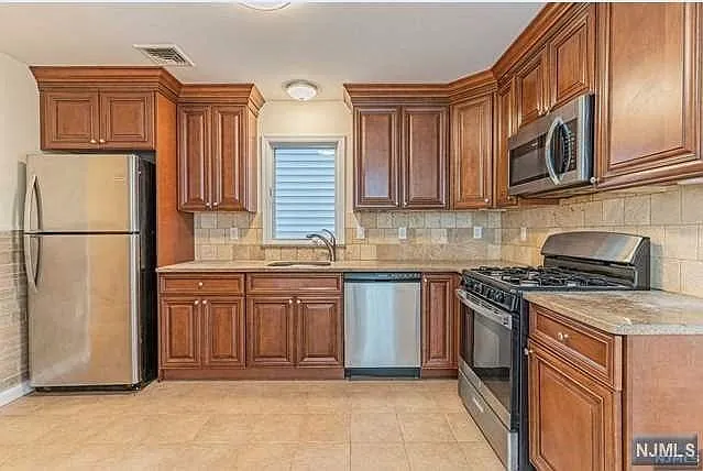 4 bed, $4,000 — Photo 3