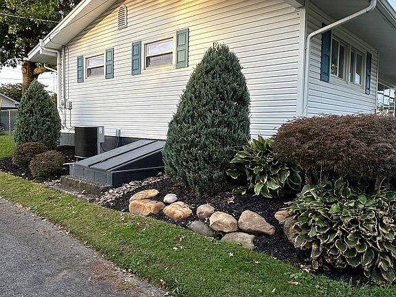 4th image of 131 Foust St