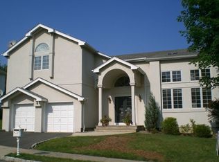 10 Spruce Ln, Warren, NJ 07059