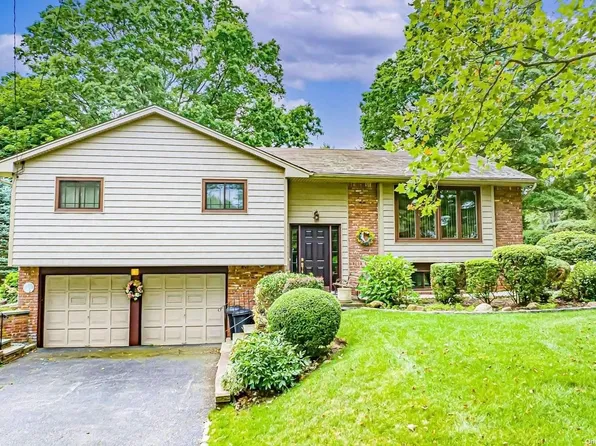 5 Chanticleer Court, Huntington, NY 11743