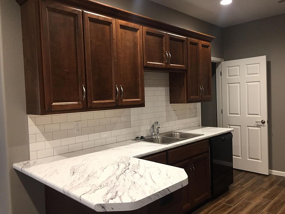 Kitchen with upgraded cabinets and tile backsplash